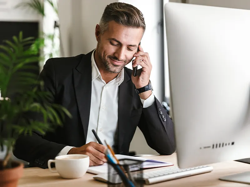 Amministratore di condominio al telefono durante il lavoro in ufficio
